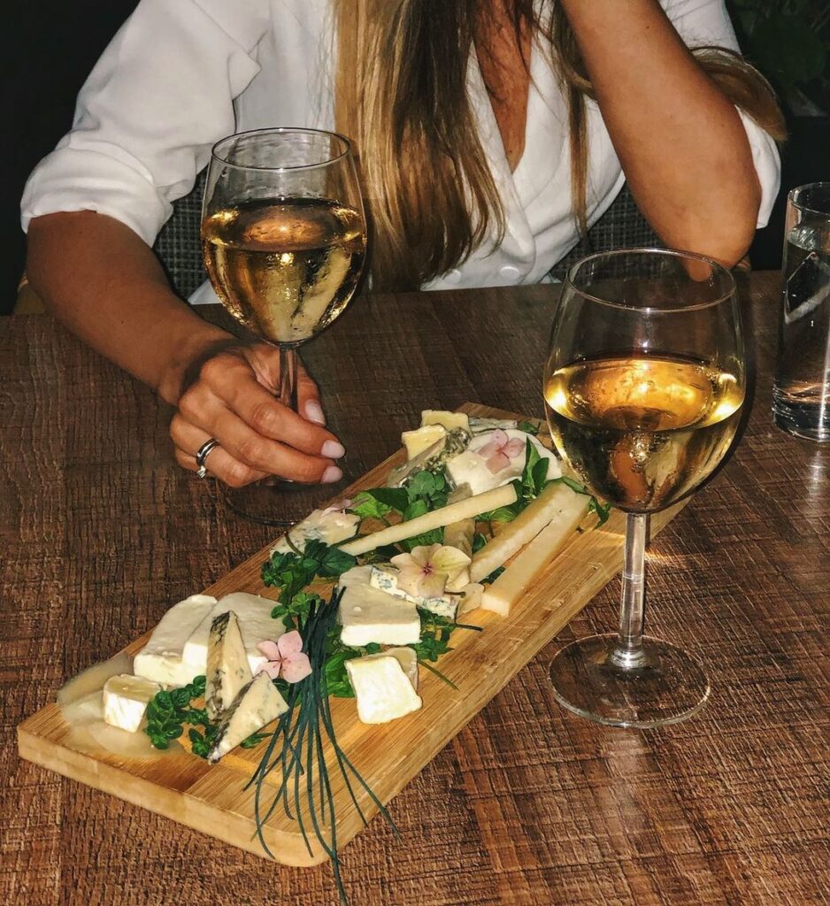 Idealno subotnje veče. Kombinujemo najbolje - vino i Sir! Restoran Živkin!
